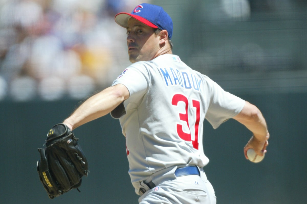 Greg Maddux pitches for Cubs