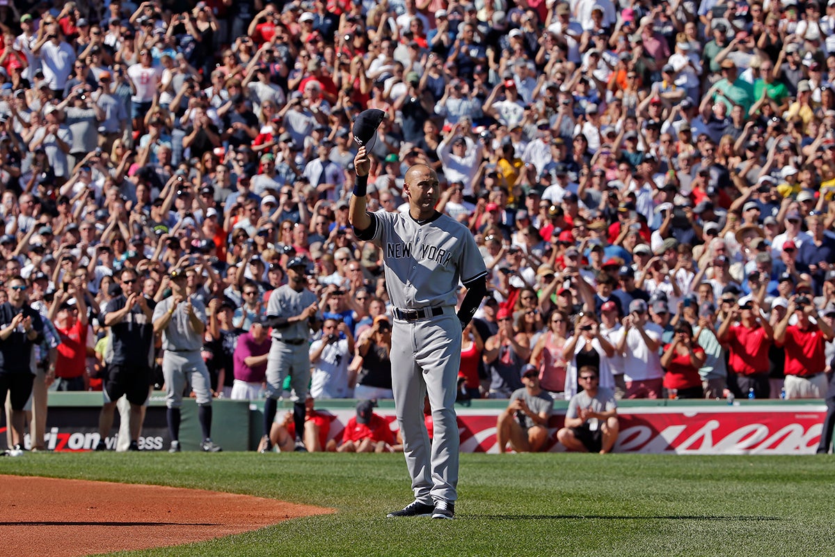 Derek Jeter tips cap to Boston fans