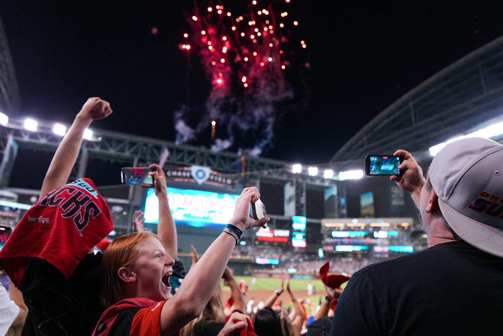 Diamondbacks fans cheering