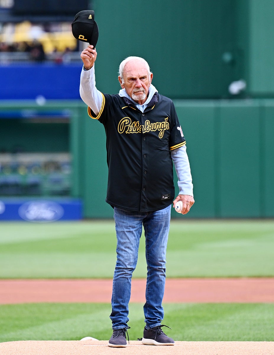 Jim Leyland acknowledges Pirates fan before throwing ceremonial first pitch