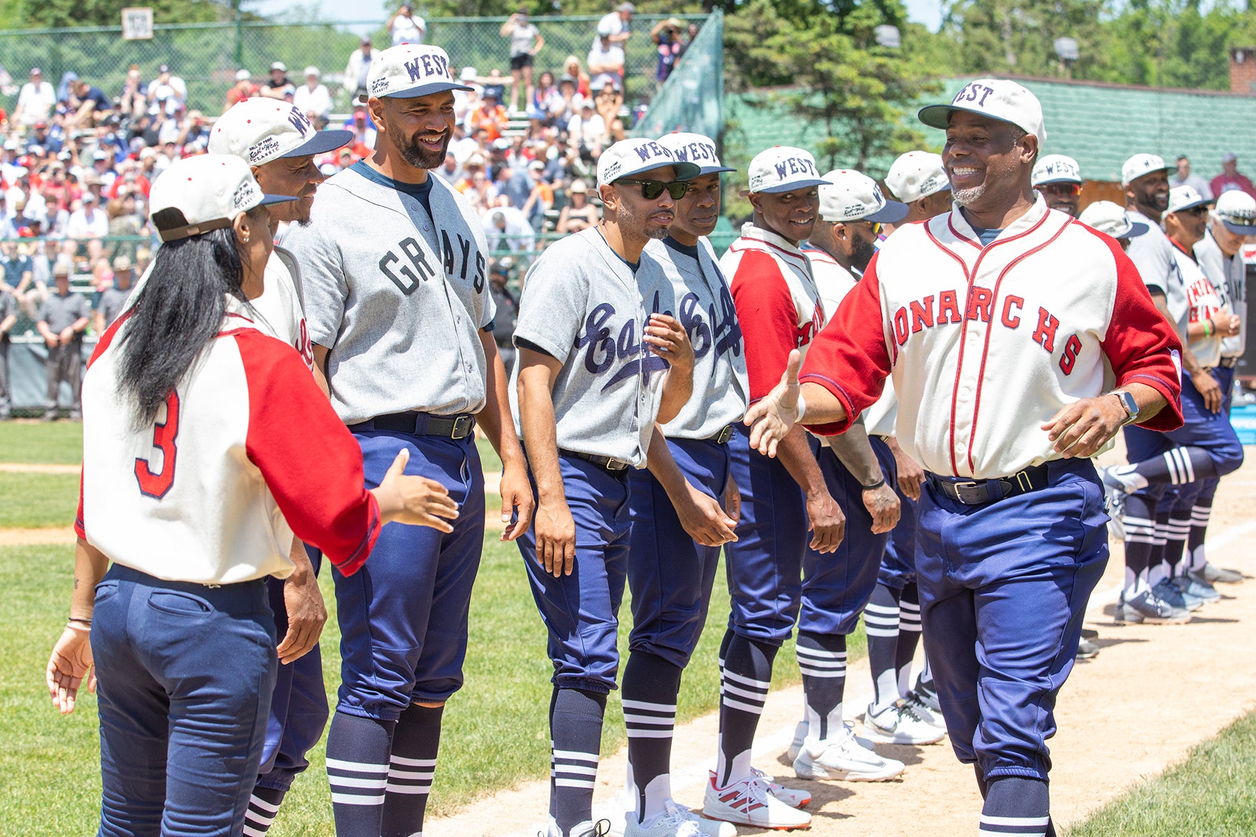 Ken Griffey Jr. shakes hands with Mo'ne Davis