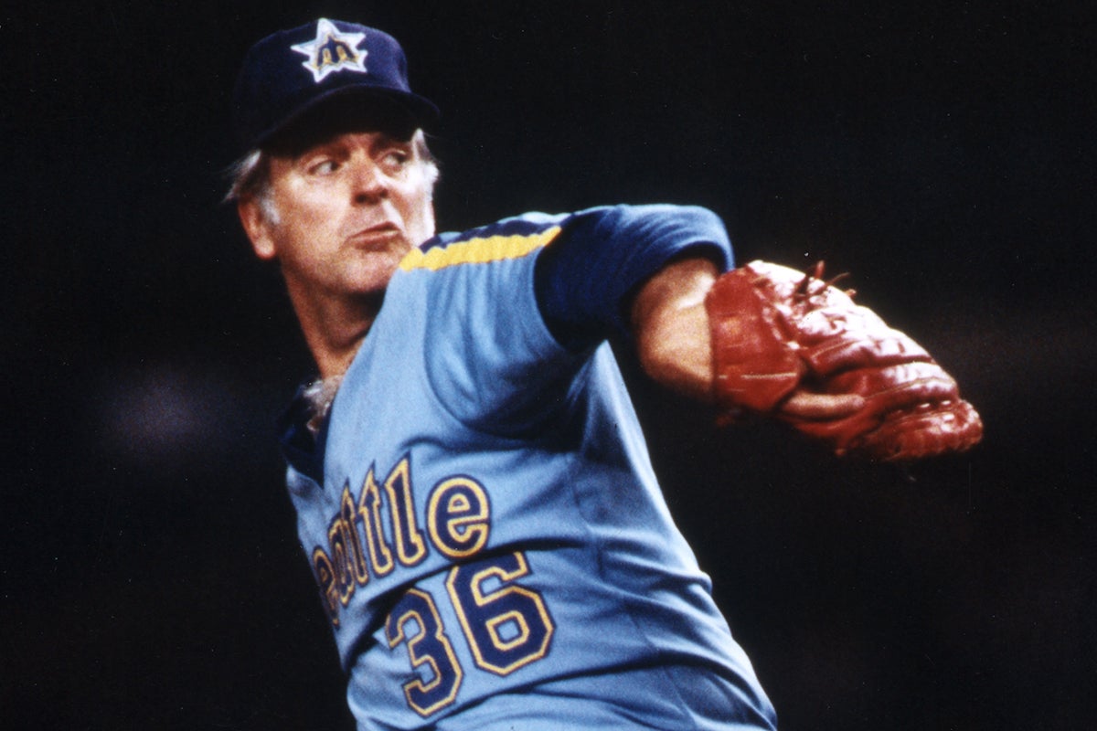 Gaylord Perry pitches for Mariners