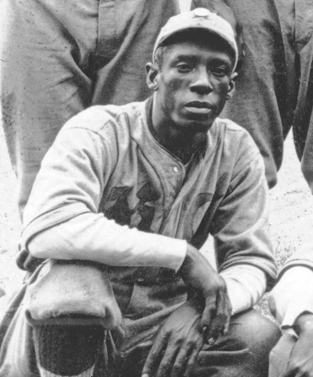 José Méndez on one knee