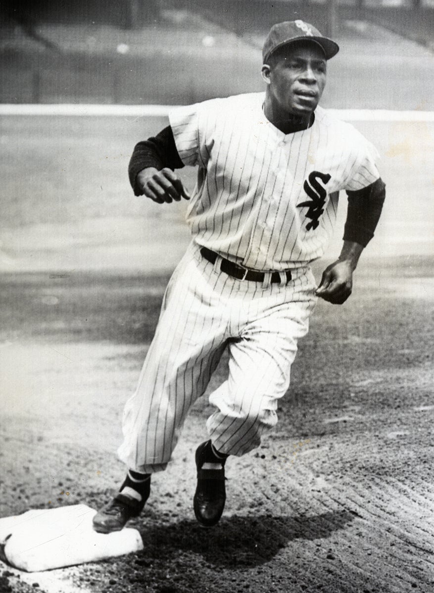 Minnie Miñoso rounding third base