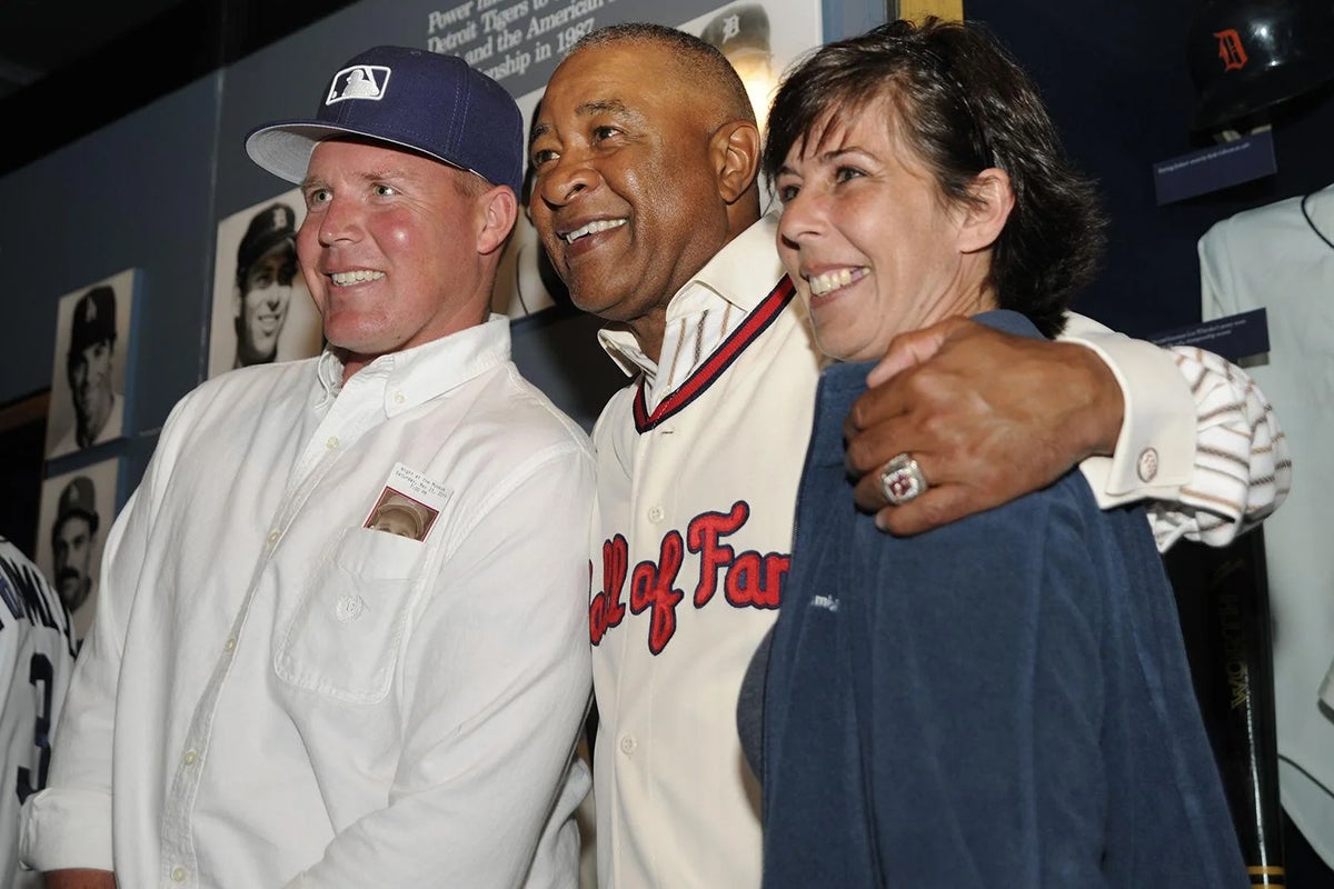 Ozzie Smith embraces Museum visitors